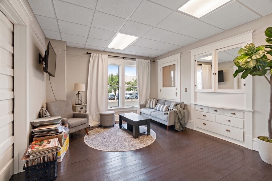 More Photos Of 707 NE 5th St, McMinnville Office For Sale