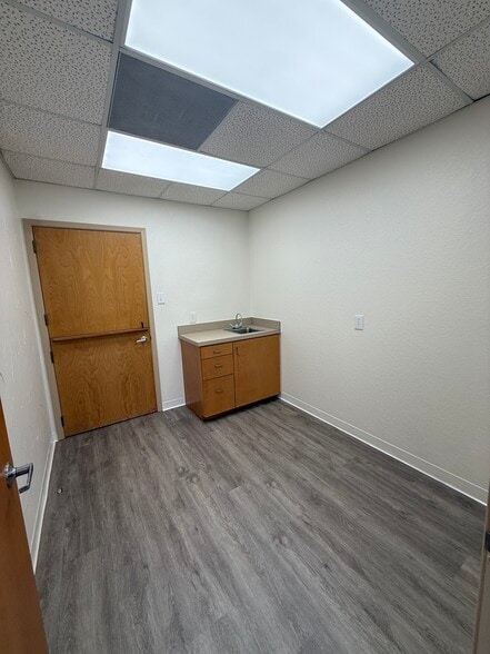 More Photos Of 2401 W Green Oaks Blvd, Arlington Office For Lease