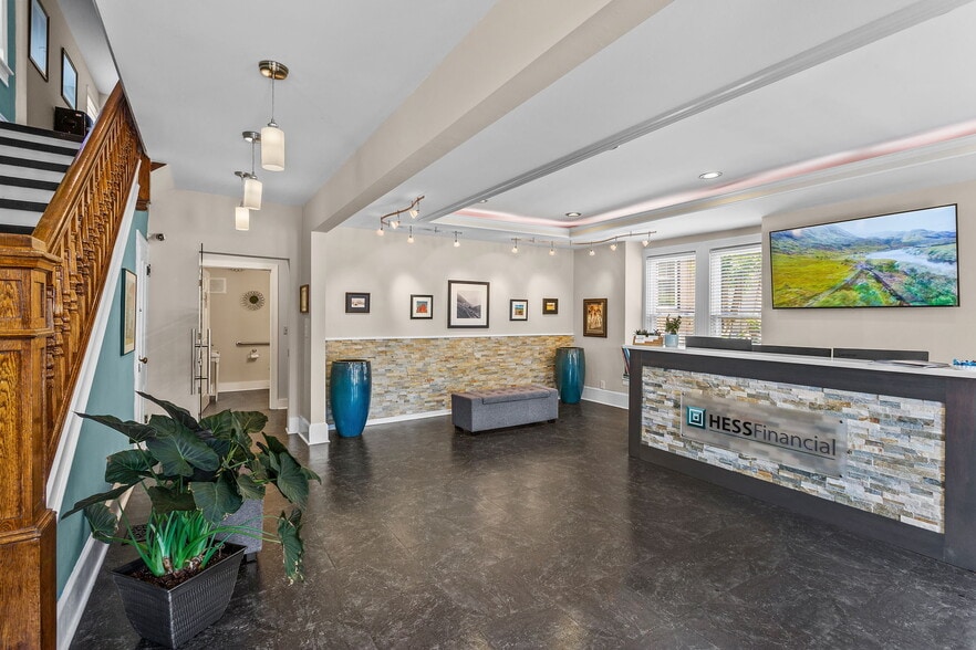More Photos Of 380 E Market St, Harrisonburg Office For Lease