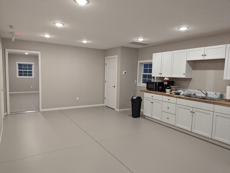 More Photos Of 516 S Main St, Nixa Service For Sale
