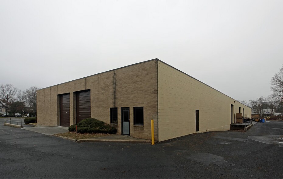 More Photos Of 303 Christopher St, Ronkonkoma Warehouse For Lease