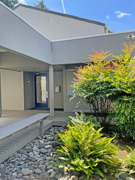 More Photos Of 940-948 NE 102nd Ave, Portland Medical For Sale