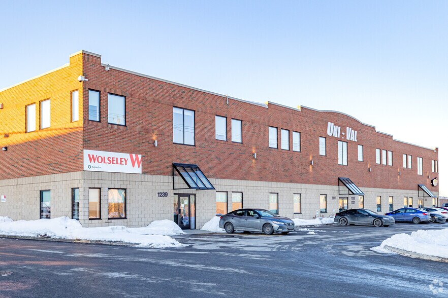 Primary Photo Of 1233-1241 Dagenais O O, Laval Manufacturing For Lease