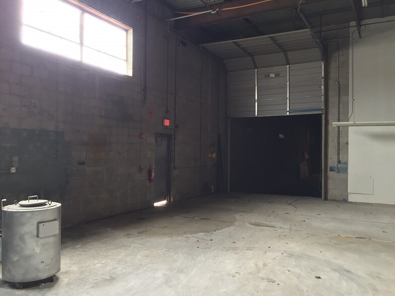More Photos Of 110-112 Carpenter Ave, Wheeling Manufacturing For Lease
