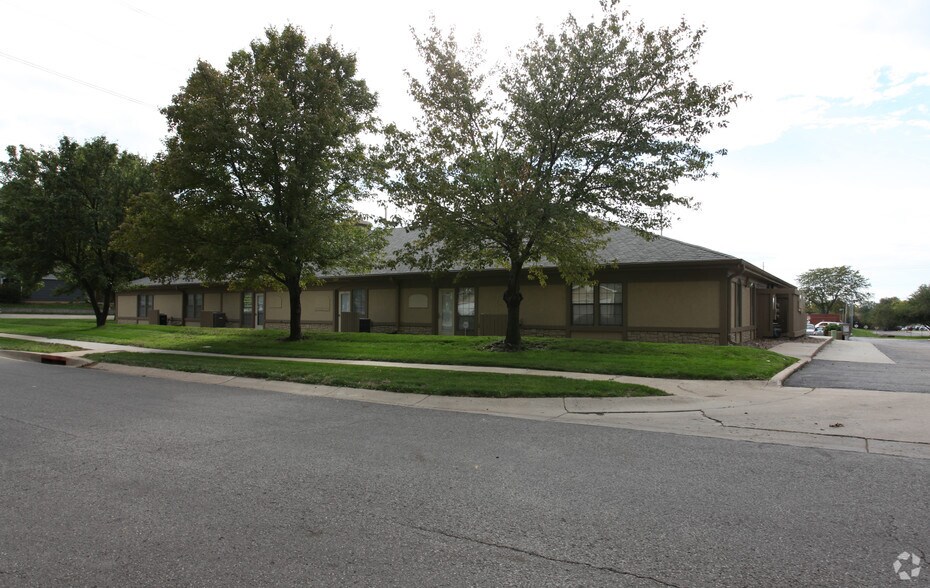 More Photos Of 10600-10628 W 87th St, Overland Park Office For Lease