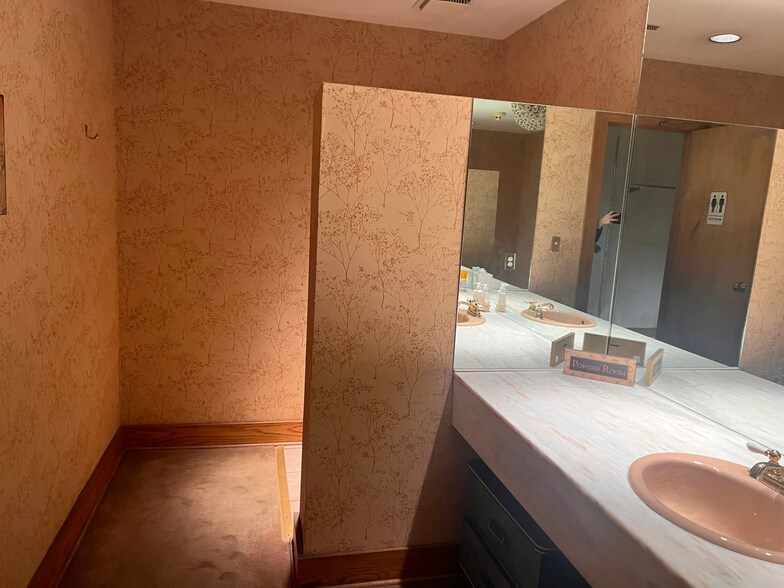 More Photos Of 5601-5645 N Pennsylvania Ave, Oklahoma City General Retail For Lease