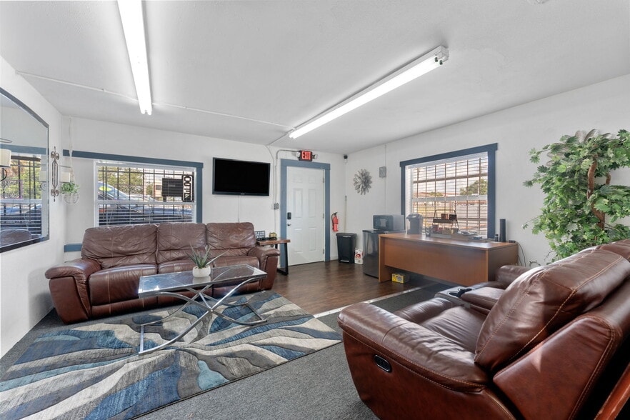 More Photos Of 1814 S Parsons Ave, Seffner Auto Dealership For Sale