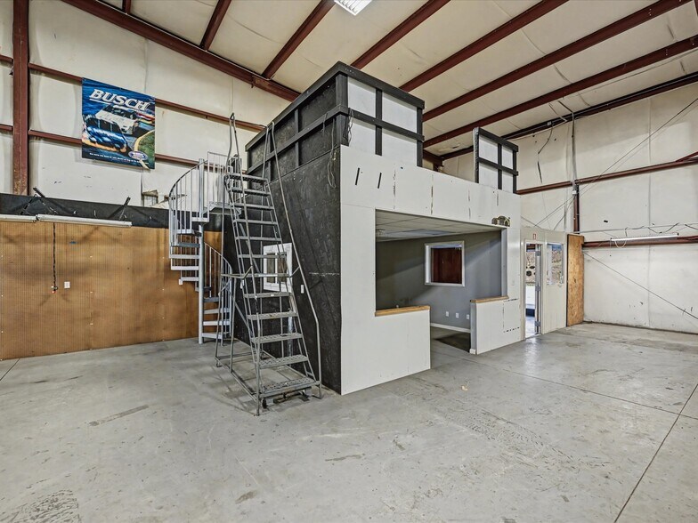 More Photos Of 3517 Denver Dr, Denver Warehouse For Lease