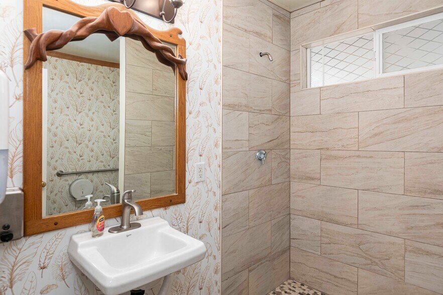 More Photos Of 18248 Redwood Hwy, Selma Apartments For Sale