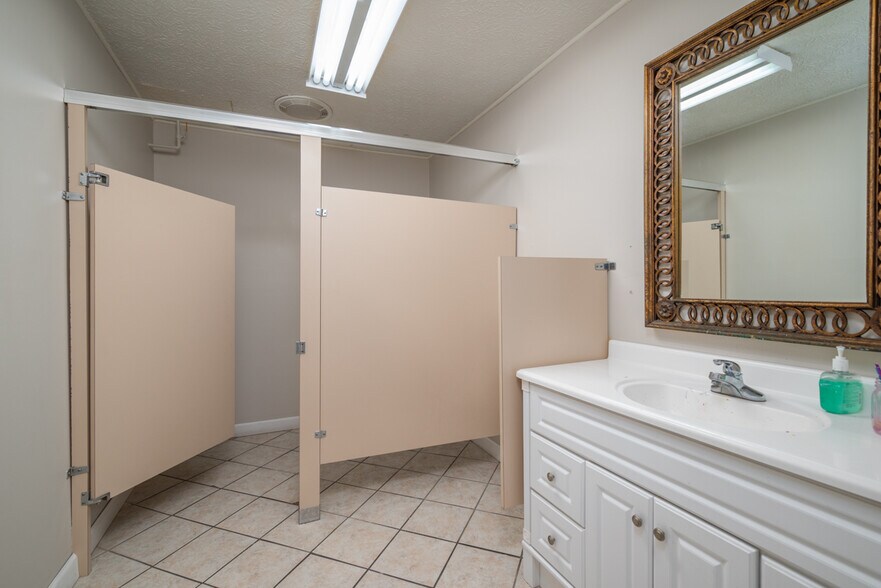 More Photos Of 1006 Lynn Ln, Starkville Flex For Lease