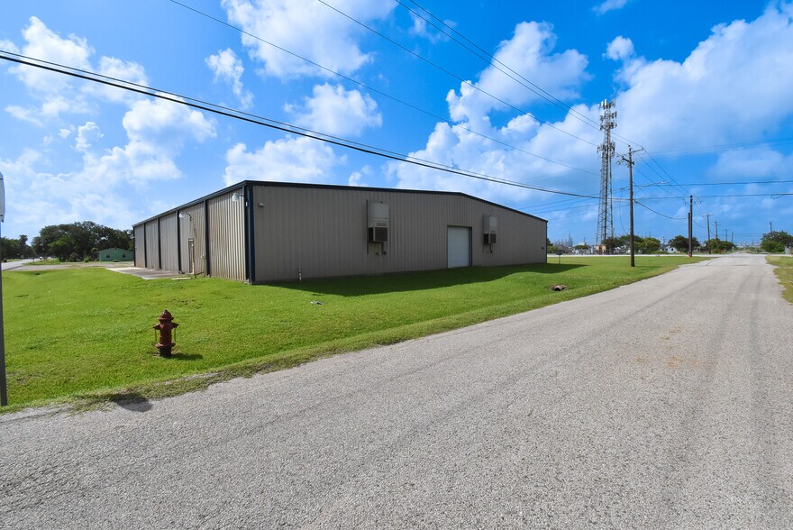 More Photos Of 116 S Avenue D, Freeport Service For Lease