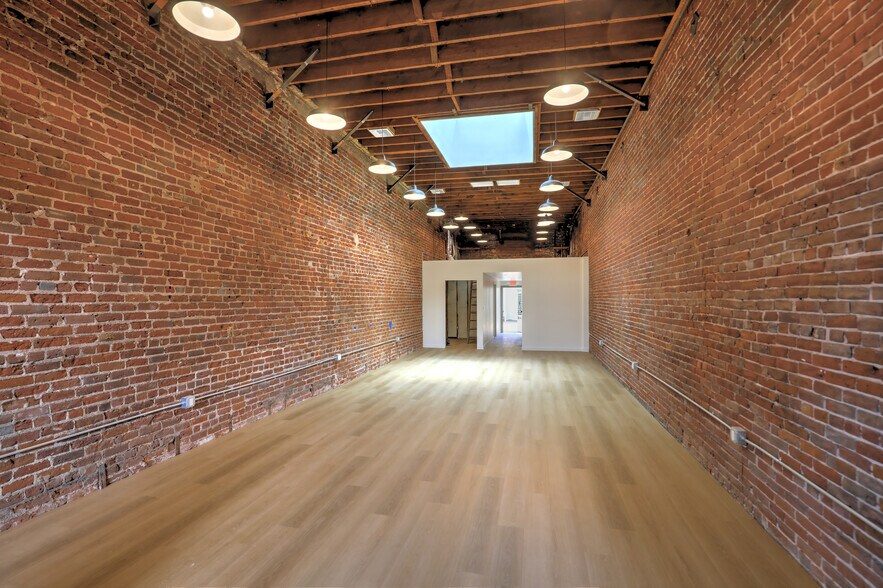 More Photos Of 434 State St, Santa Barbara Bar For Lease