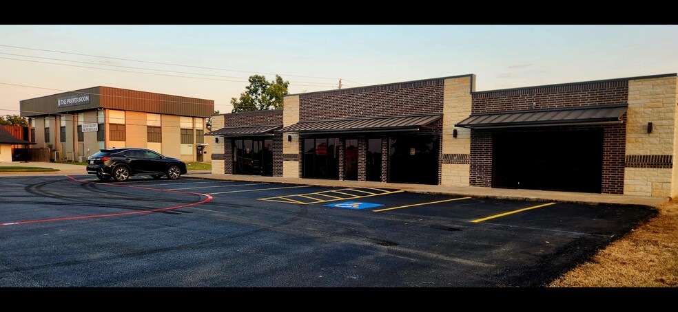 More Photos Of 3300 W Park Row, Arlington Storefront Retail Office For Lease