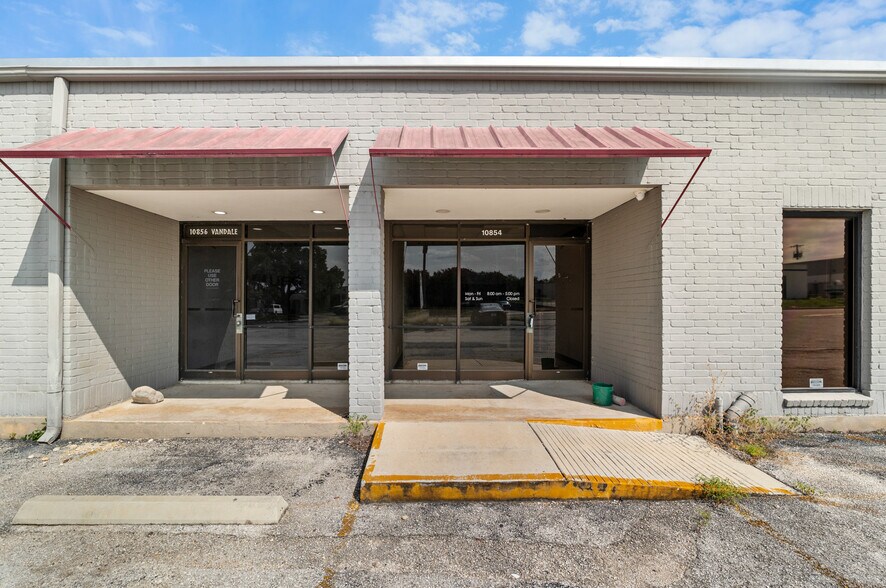 More Photos Of 10854 Vandale St, San Antonio Flex For Sale