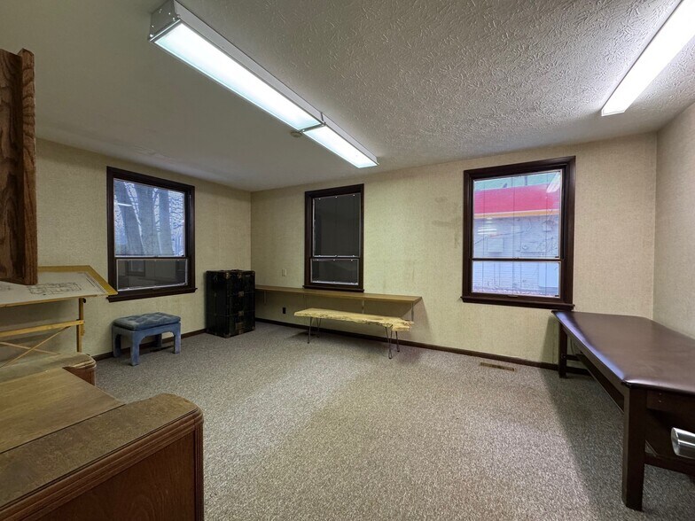 More Photos Of 26025 Broadway Ave, Bedford Office For Sale