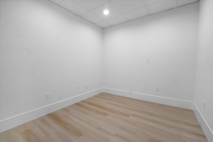 More Photos Of 1240 N Jefferson St, Anaheim Warehouse For Sale