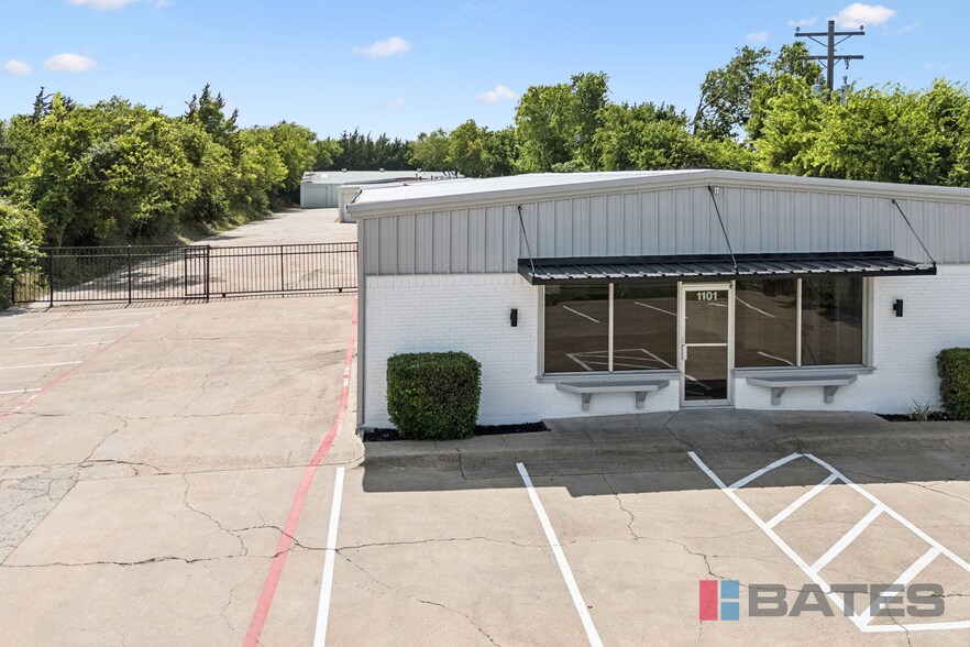 More Photos Of 1101 S Hampton Rd, DeSoto Showroom For Lease