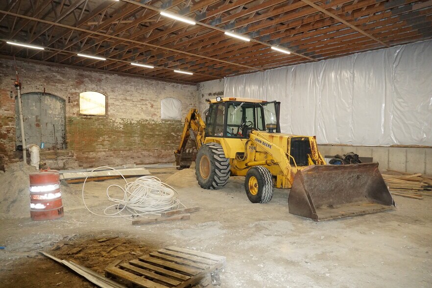 More Photos Of 160 Middleboro Ave, East Taunton Warehouse For Lease