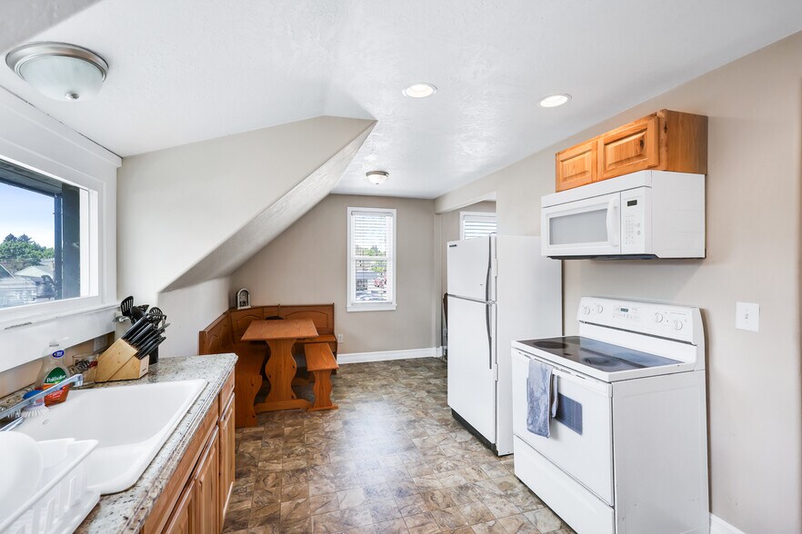 More Photos Of 2926 N Monroe St, Spokane Bar For Sale
