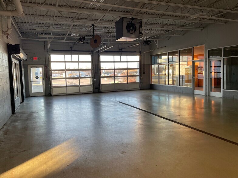 More Photos Of 800 Dundee Ave, East Dundee Light Distribution For Lease