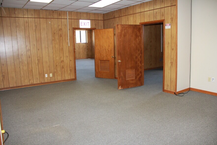 More Photos Of 228 Texas Ave, Hooks Office For Lease