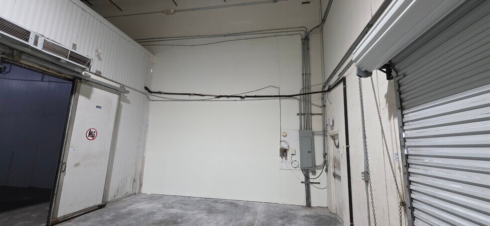 More Photos Of 7810 Kingspointe Pky, Orlando Warehouse For Lease
