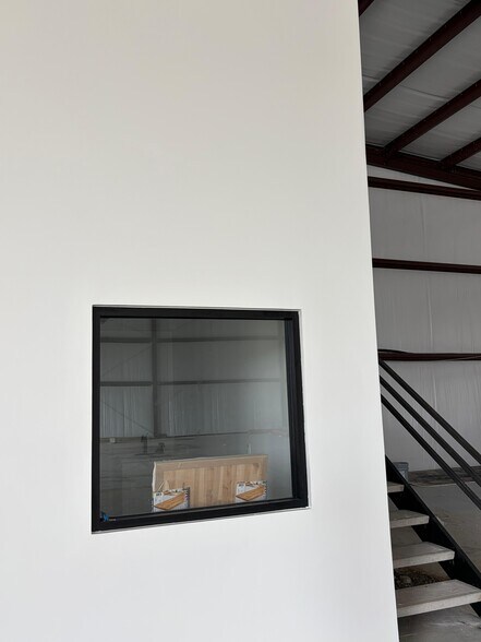 More Photos Of 16313 North Fwy, Houston Distribution For Lease