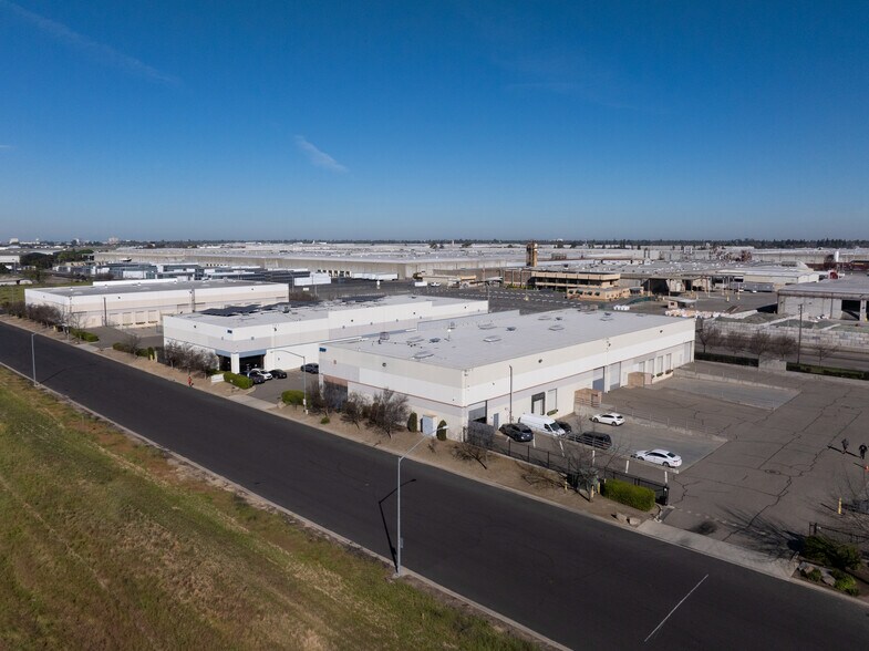 More Photos Of 3109 Del Este Pky, Modesto Distribution For Lease