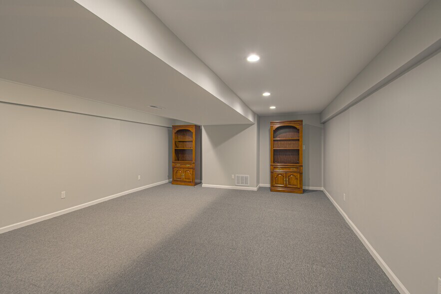 More Photos Of 1600 SW Market St, Lee's Summit Office For Sale