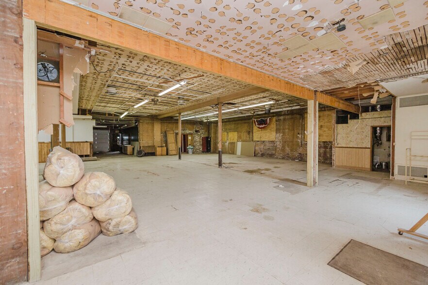 More Photos Of 110 N Poplar St, Hutchinson Warehouse For Sale