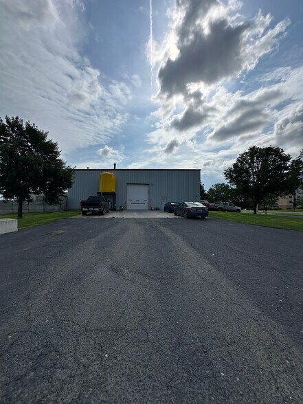 More Photos Of 1521 E Commerce Ave, Carlisle Warehouse For Lease