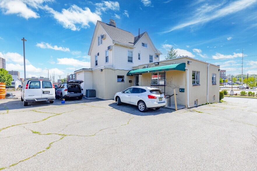 More Photos Of 87 Old River St, Hackensack Office Residential For Lease