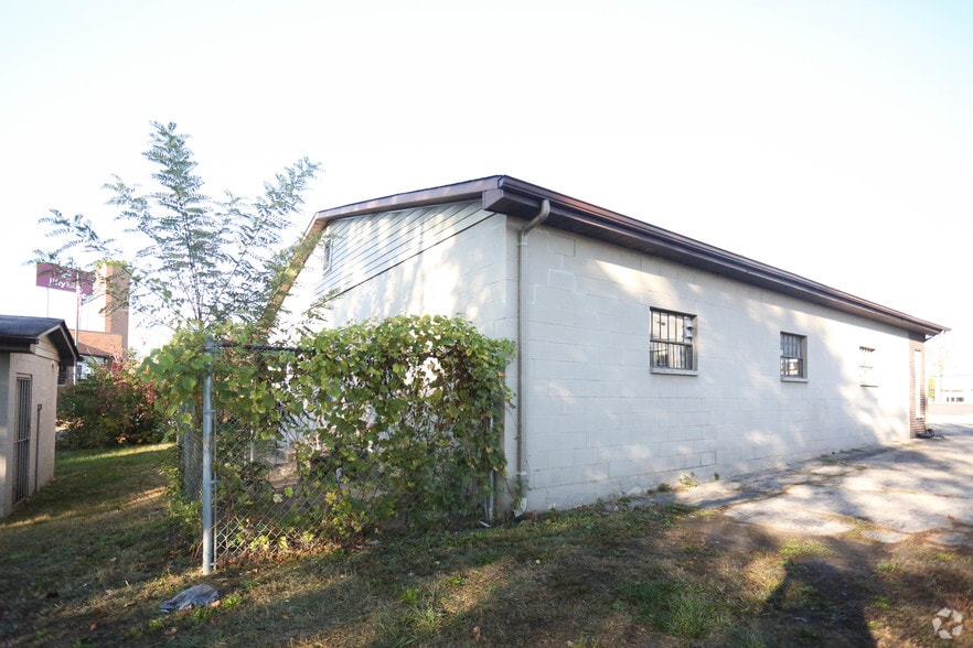 More Photos Of 944 Jeffco Blvd, Arnold General Retail For Lease