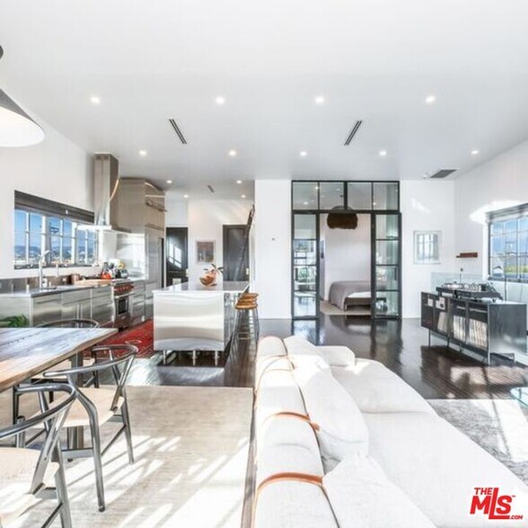 More Photos Of 5005 W Washington Blvd, Los Angeles Storefront Retail Residential For Lease