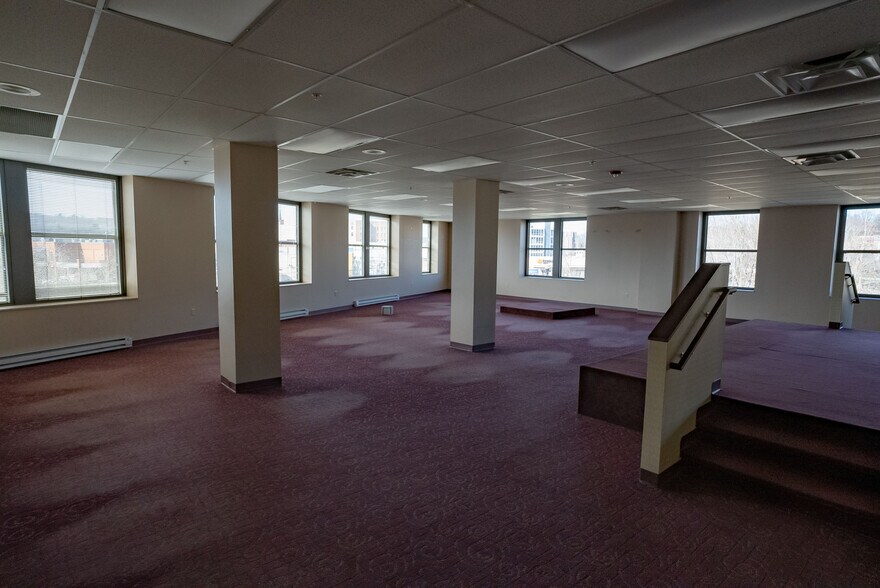 More Photos Of 253 E Washington St, New Castle Office For Lease