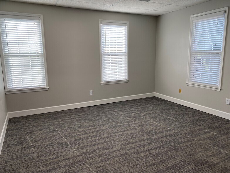 More Photos Of 690 Village Trce NE, Marietta Office For Lease