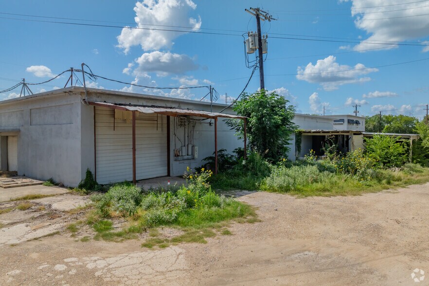 More Photos Of 625 Humble Ave, San Antonio Warehouse For Lease