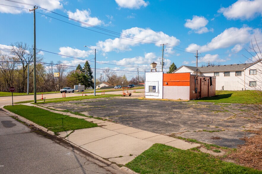 More Photos Of 180 Orchard Lake Rd, Pontiac Convenience Store For Sale