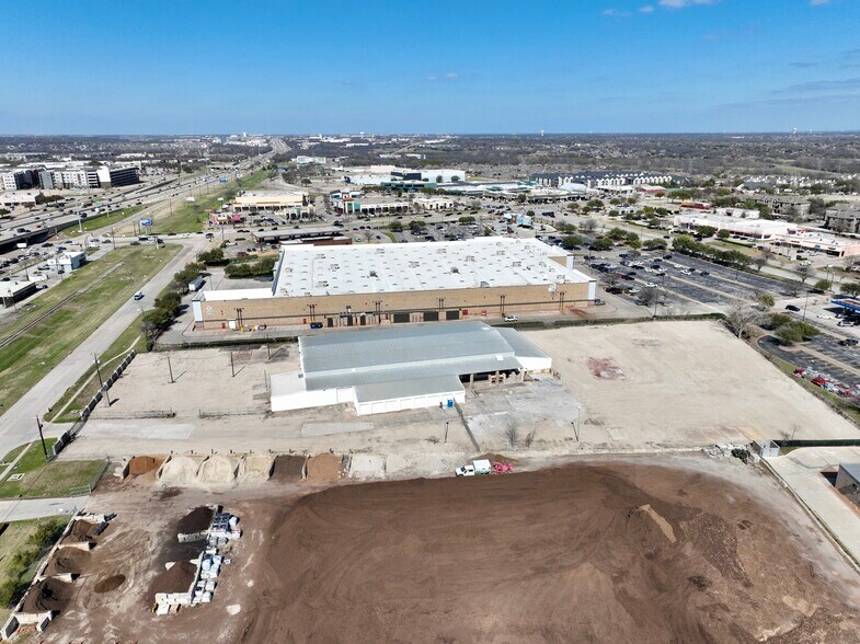 More Photos Of 6000 Split Trail Rd, Plano Warehouse For Lease