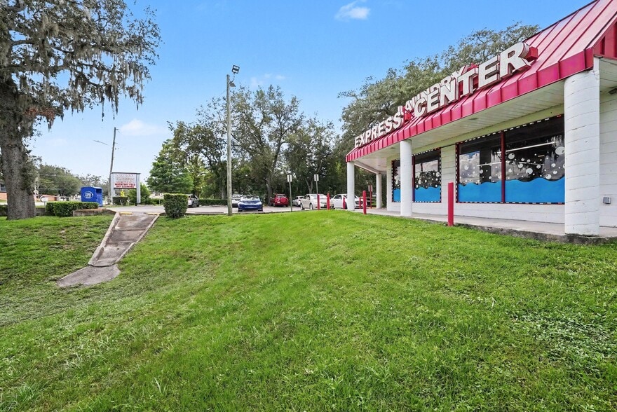 More Photos Of 12712 56th St N, Temple Terrace Freestanding For Sale