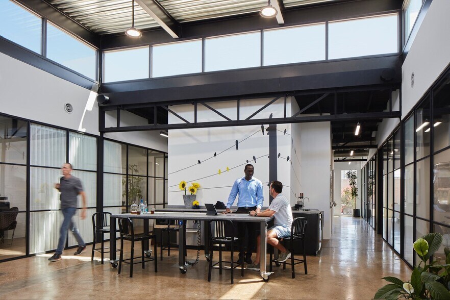 More Photos Of 1627 Dragon St, Dallas Office For Sale