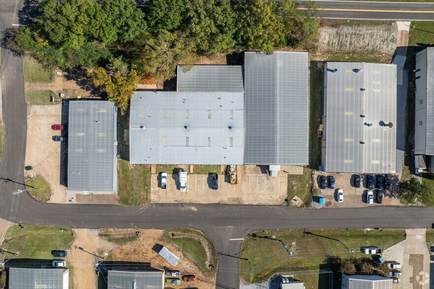 More Photos Of 216 Industrial Dr, Ridgeland Warehouse For Sale