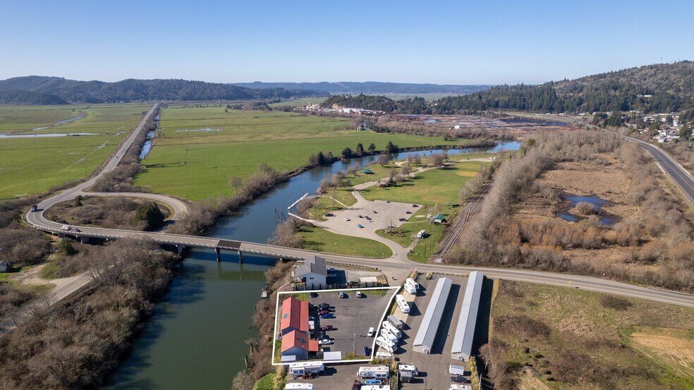 More Photos Of 751 Riverside Dr, Coquille Showroom For Sale