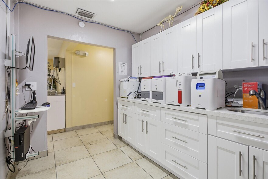 More Photos Of 3240 NW 7th St, Miami Office For Sale