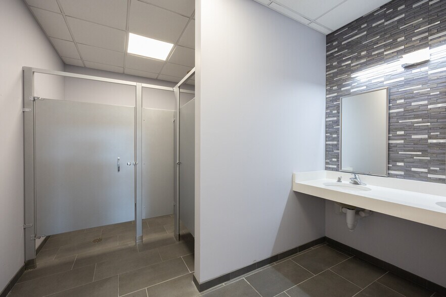 More Photos Of CORNER OF DIXWELL AVENUE AND SANFORD STREET, Hamden Medical For Lease