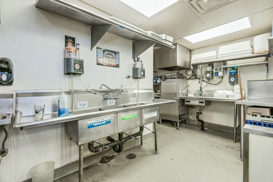 More Photos Of 328 5th Ave N, Bayport Restaurant For Sale