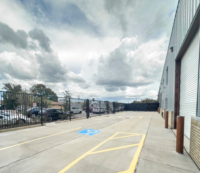 More Photos Of 9013 Pagewood Ln, Houston Warehouse For Sale