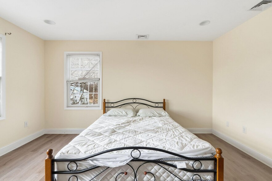 More Photos Of 2090 Blue Bell Rd, Williamstown Flex For Sale