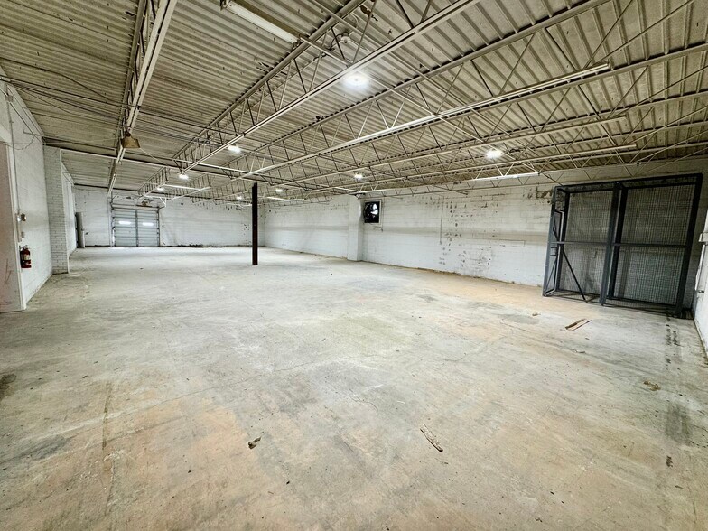 More Photos Of 6190 Old Mendenhall Rd, High Point Warehouse For Lease