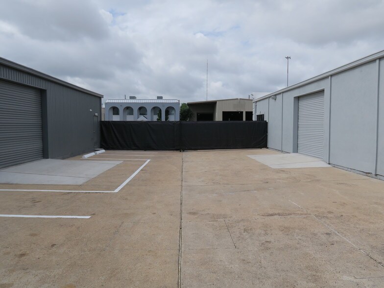 More Photos Of 5828 Star Ln, Houston Service For Lease